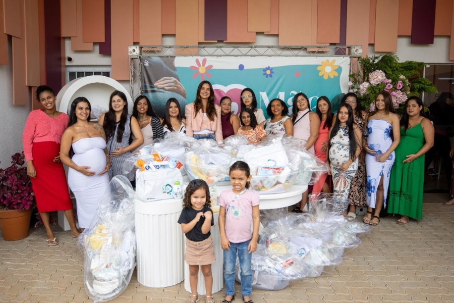 Imagem: Mãe Itaquá entrega enxovais e garante prioridade em creches para gestantes do município. Publicada no portal A+.