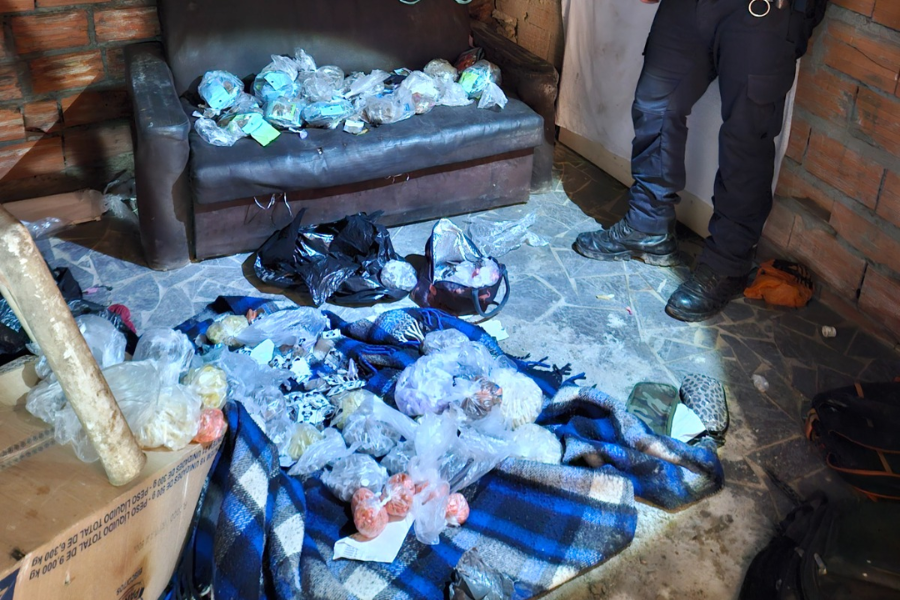 Imagem: Operação da GCM desarticula ‘casas-bomba’ e apreende mais de 7 mil porções de drogas em Itaquá. Publicada no portal A+.