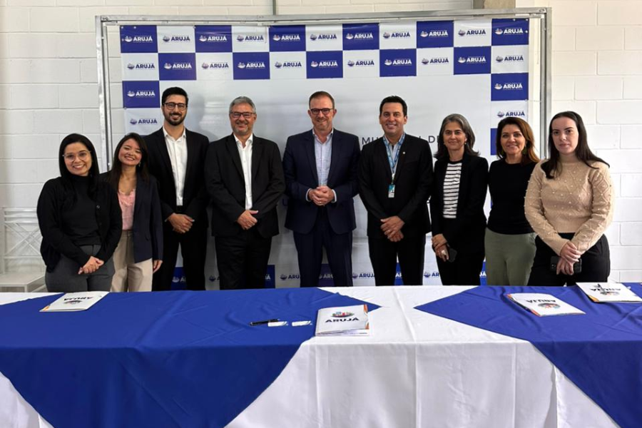 Imagem: Arujá firma parceria com Caixa e FGV para transformar iluminação pública e serviços digitais. Publicada no portal A+.