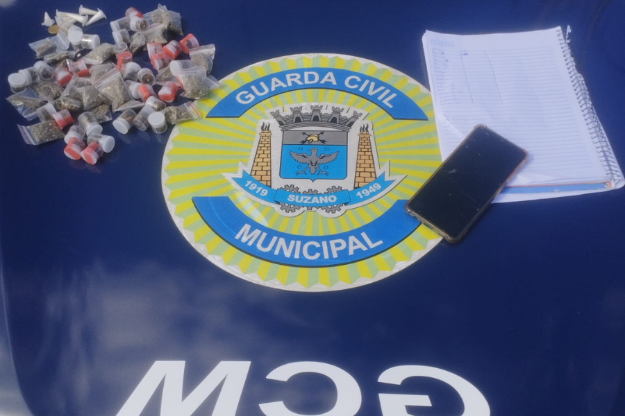 Imagem: GCM de Suzano apreende drogas e caderno do tráfico após denúncia no Miguel Badra. Publicada no portal A+.