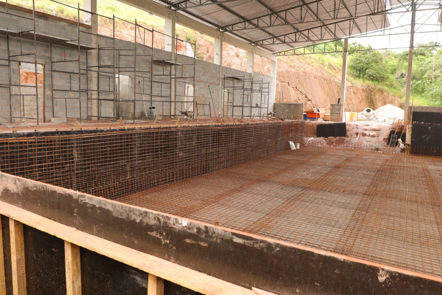 Imagem: Obras da Piscina Olímpica de Ferraz avançam com preparação da base e acabamento de vestiários. Publicada no portal A+.