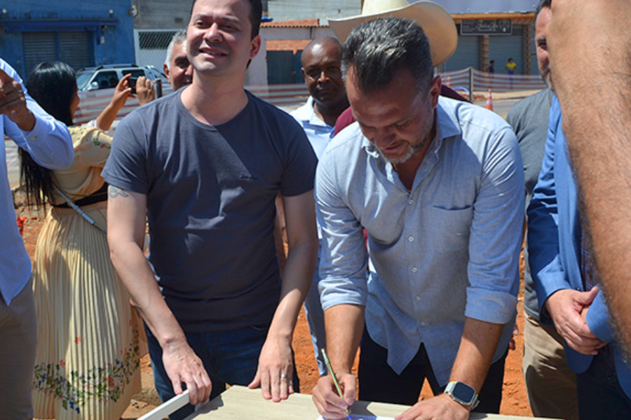 Imagem: Itaquá assina ordem de serviço para transformar infraestrutura da Vila Monte Belo. Publicada no portal A+.