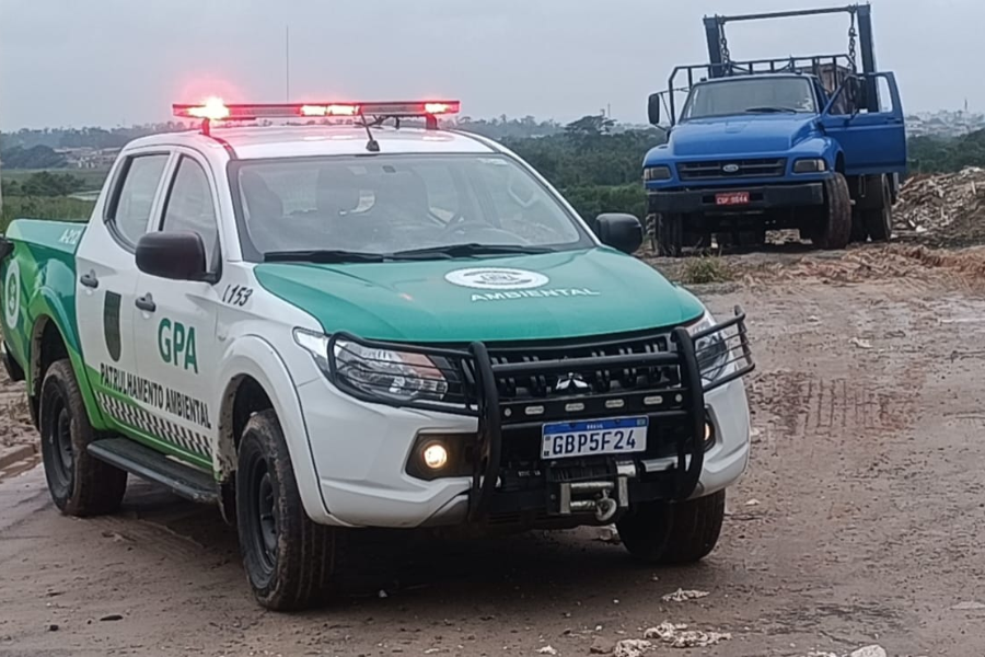 Imagem: GCM de Suzano flagra descarte irregular de entulho em área de preservação no Miguel Badra. Publicada no portal A+.