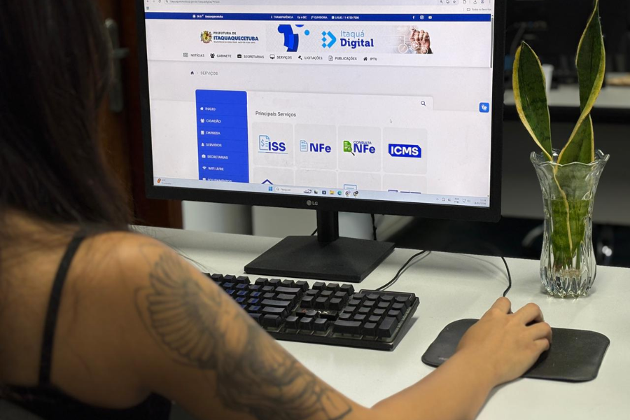 Imagem: Itaquá centraliza serviços públicos em nova plataforma digital. Publicada no portal A+.