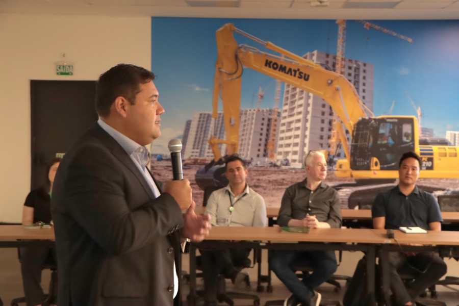 Imagem: Suzano e Komatsu firmam parceria para fortalecer fornecedores locais e gerar empregos. Publicada no portal A+.