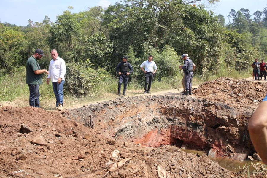 Imagem: Força-tarefa demole ponte clandestina sobre o rio Guaió usada para descarte ilegal de lixo em Suzano. Publicada no portal A+.