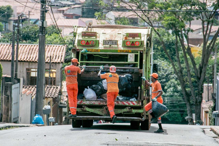 Imagem: Arujá multa consórcio de lixo em R$ 107 mil após onda de reclamações; empresa integrante opera na cidade desde 2020. Publicada no portal A+.