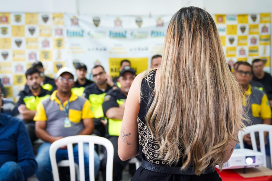 Imagem: Projeto “Ferraz por Elas” capacita homens da Secretaria de Transportes para um trânsito mais humano e respeitoso. Publicada no portal A+.