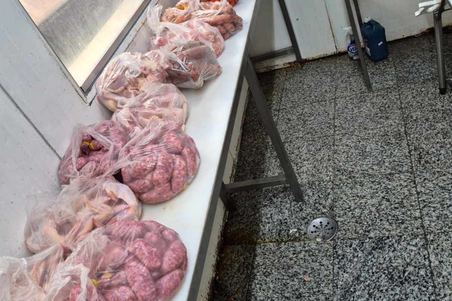 Imagem: Procon de Ferraz apreende e descarta 136 kg de alimentos impróprios para consumo em supermercado. Publicada no portal A+.