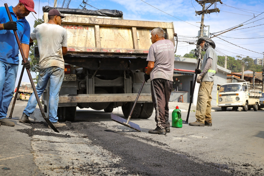 Imagem: Ferraz intensifica recuperação asfáltica e realiza manutenção na Rua Lourenço Paganucci. Publicada no portal A+.
