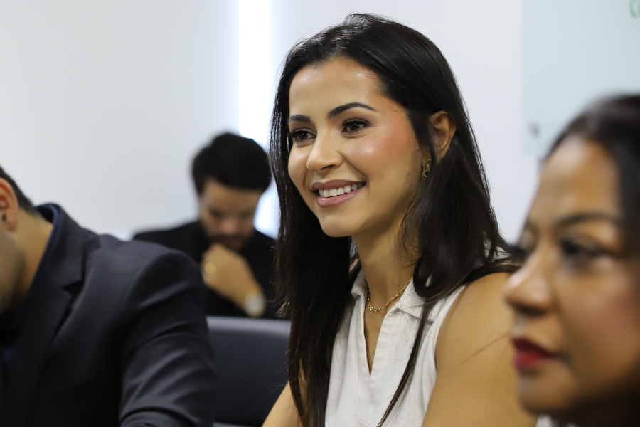 Imagem: Em ritmo acelerado, Câmara de Arujá aprova e já entrega Título de Cidadã a Clau Camargo às vésperas do limite do prazo eleitoral. Publicada no portal A+.