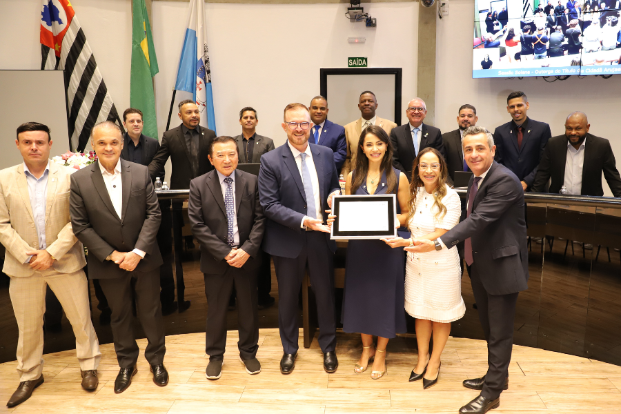 Imagem: Clau Camargo recebe Título de Cidadã Arujaense em sessão solene na Câmara Municipal. Publicada no portal A+.