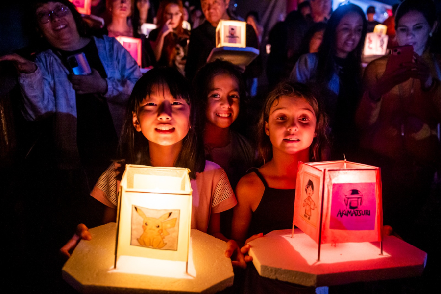 Imagem: Luz e tradição: Tooro Nagashi é destaque na abertura do 39º Akimatsuri em Mogi. Publicada no portal A+.