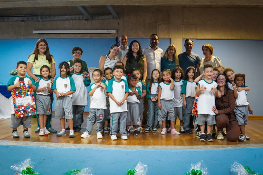 Imagem: Ferraz lança 6ª edição do “Tampinha Premiada” com meta de reciclar 11 toneladas em 2026. Publicada no portal A+.