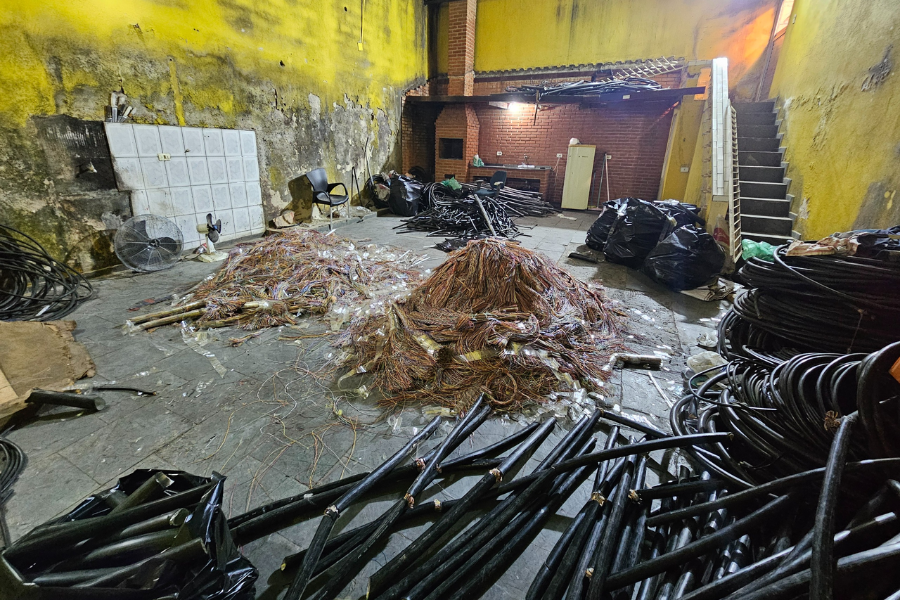 Imagem: GCM de Itaquá e Polícia Civil apreendem 2,5 toneladas de cabos e desarticulam esquema de receptação. Publicada no portal A+.