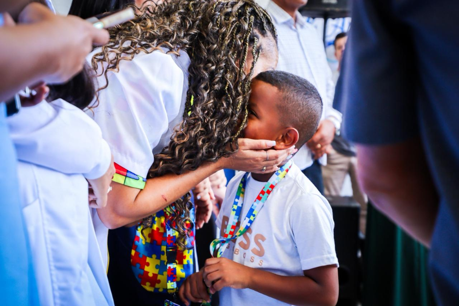 Imagem: Ferraz reforça rede de apoio e garante direitos para pessoas com autismo. Publicada no portal A+.