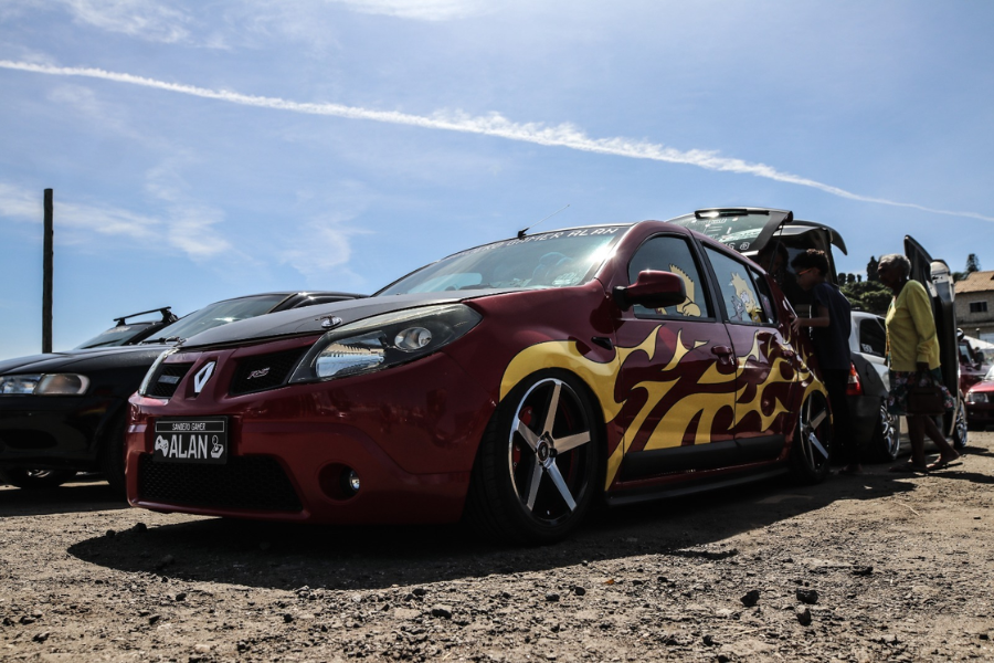 Imagem: Ferraz reúne 10 mil pessoas no 1º Evento de Tuning & Rebaixados. Publicada no portal A+.