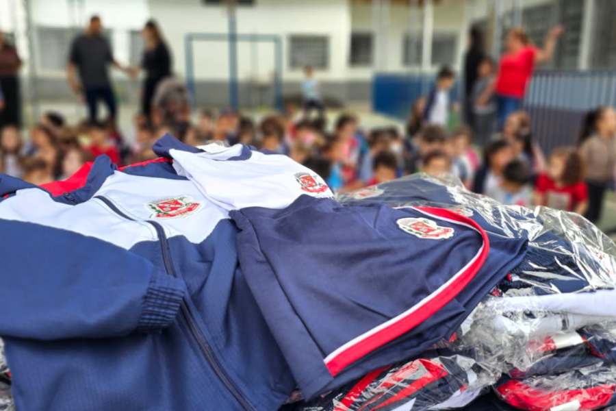 Imagem: Santa Isabel inicia entrega de uniformes escolares para alunos da rede municipal. Publicada no portal A+.