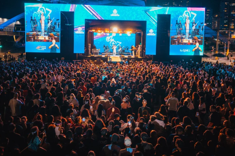 Imagem: Osasco para o trânsito e reúne milhares de fiéis no festival “OZ com Jesus”. Publicada no portal A+.