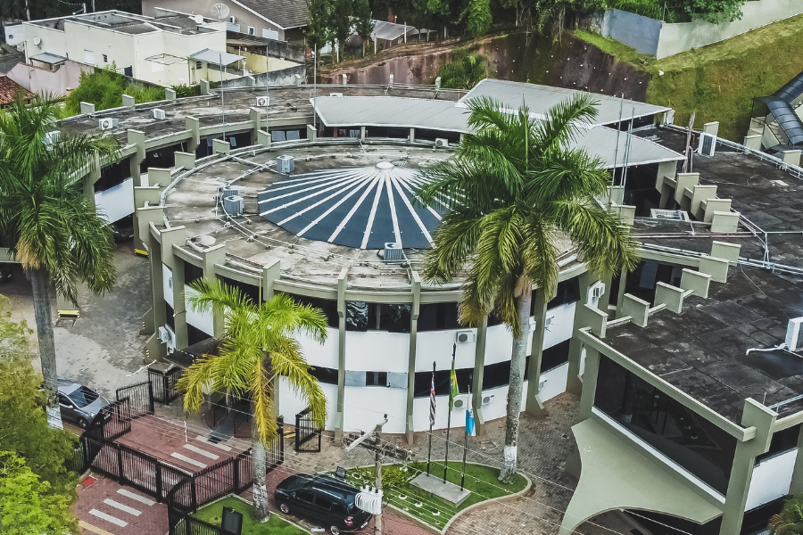 Imagem: Com investimento de R$ 207 mil, reforma da cúpula da Câmara de Arujá deve ser concluída em abril. Publicada no portal A+.