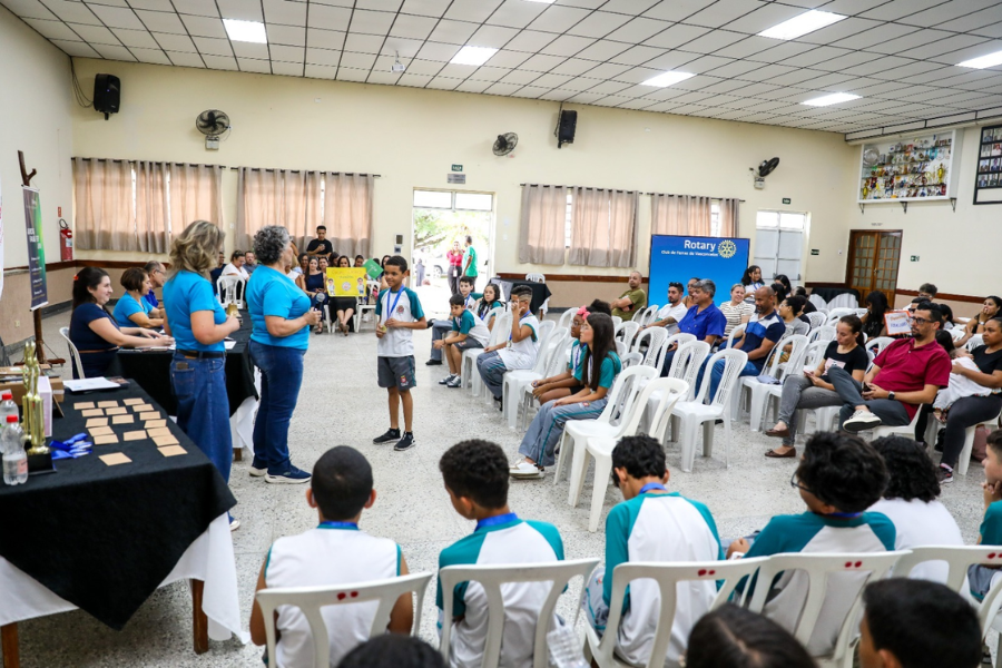 Imagem: Projeto Soletrando mobiliza alunos da rede municipal de Ferraz em final emocionante. Publicada no portal A+.