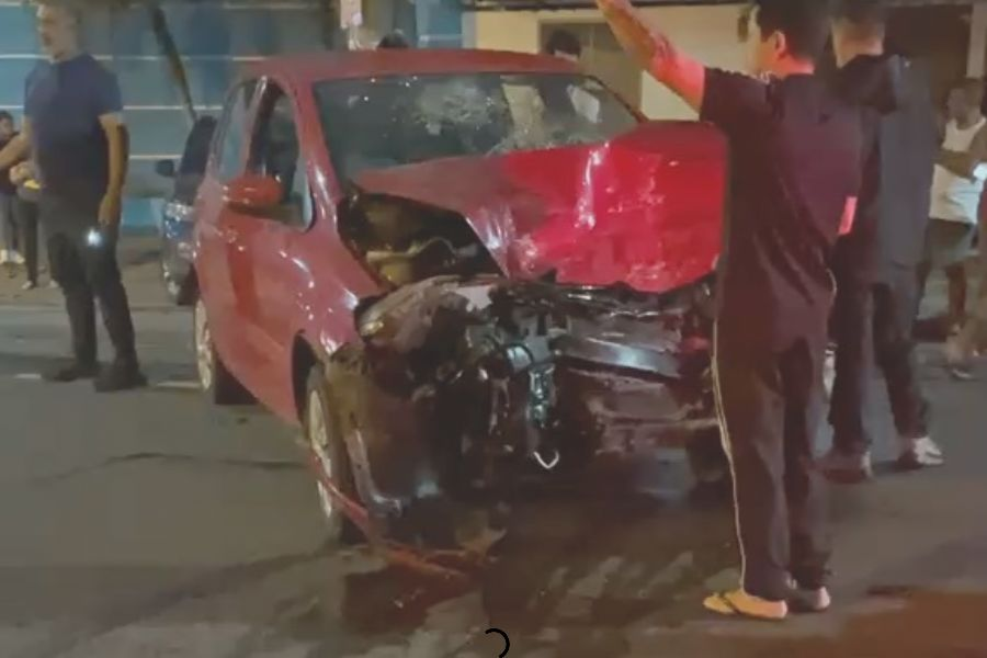 Imagem: Motorista em alta velocidade atinge carros estacionados no centro de Suzano. Publicada no portal A+.