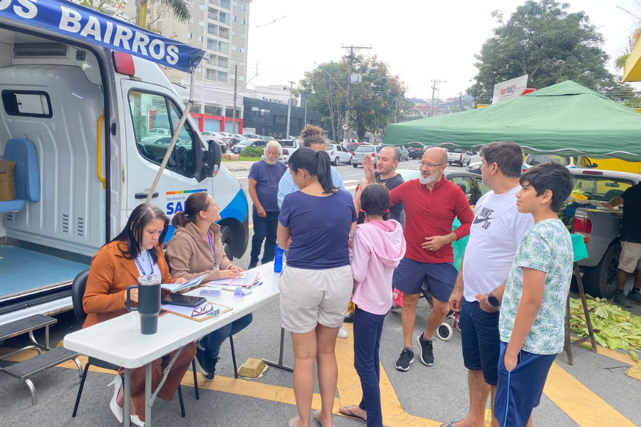Imagem: Multivacinação “invade” feiras livres de Arujá e bate recorde de adesão. Publicada no portal A+.