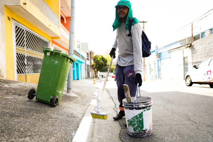 Imagem: Ferraz de cara nova: Prefeitura intensifica revitalização de vias e pintura de calçadas. Publicada no portal A+.