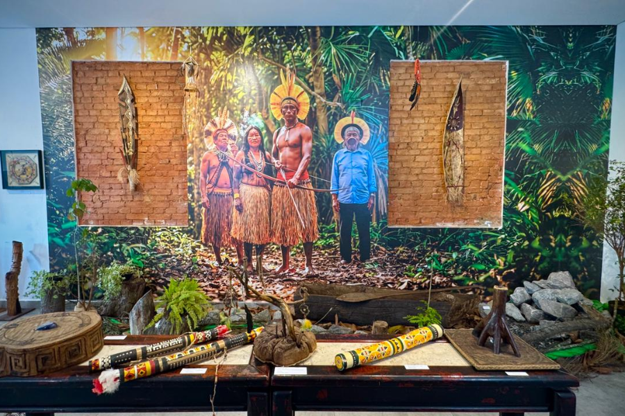 Imagem: “Povos da Terra, Povos de Agora”: Exposição celebra a cultura indígena no Museu Municipal de Arujá. Publicada no portal A+.