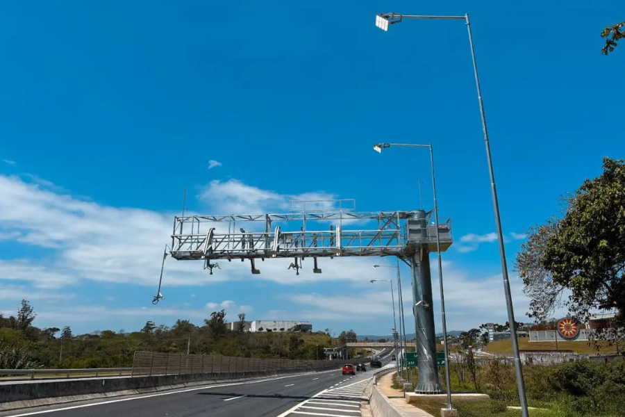 Imagem: Alívio no bolso: Governo suspende 3,4 milhões de multas do ‘Free Flow’ e abre prazo para regularização. Publicada no portal A+.