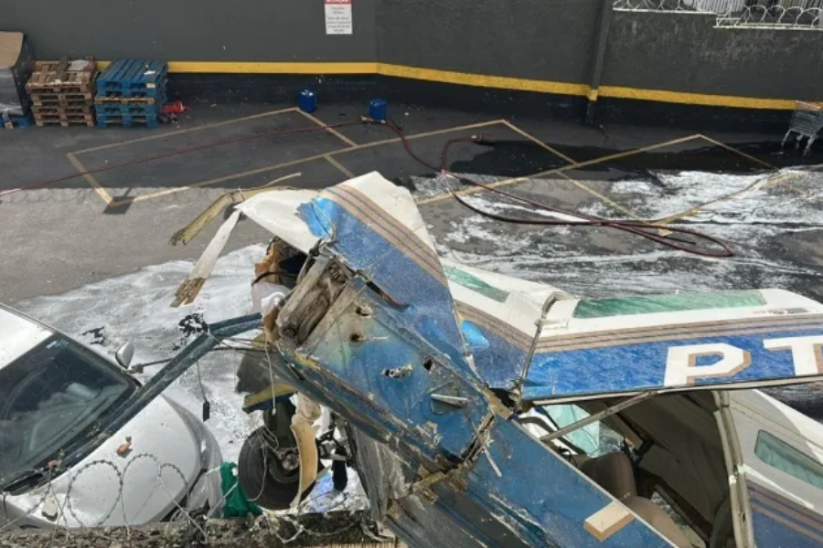 Imagem: Avião bate em prédio e cai em estacionamento no bairro Silveira, em Belo Horizonte. Publicada no portal A+.