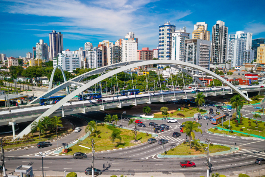 Imagem: Osasco garante construção de 1.090 moradias populares após destravar projetos no Ministério das Cidades. Publicada no portal A+.