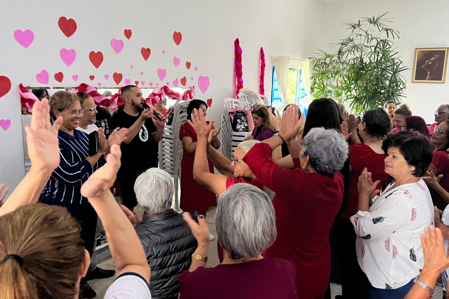 Imagem: Ritmo e emoção: aulão especial de Dia das Mães agita Centro de Convivência do Idoso em Arujá. Publicada no portal A+.