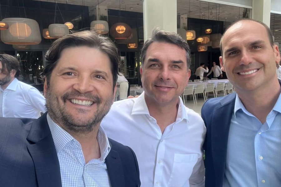 Imagem: Eduardo Bolsonaro quebra o silêncio em vídeo após anúncio de Tarcísio: “André do Prado é o nosso pré-candidato ao Senado”. Publicada no portal A+.