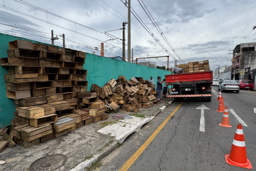 Imagem: “Não vamos tolerar”, afirma secretário de Serviços Urbanos de Ferraz após descarte clandestino; denúncias podem ser feitas pelo 153. Publicada no portal A+.