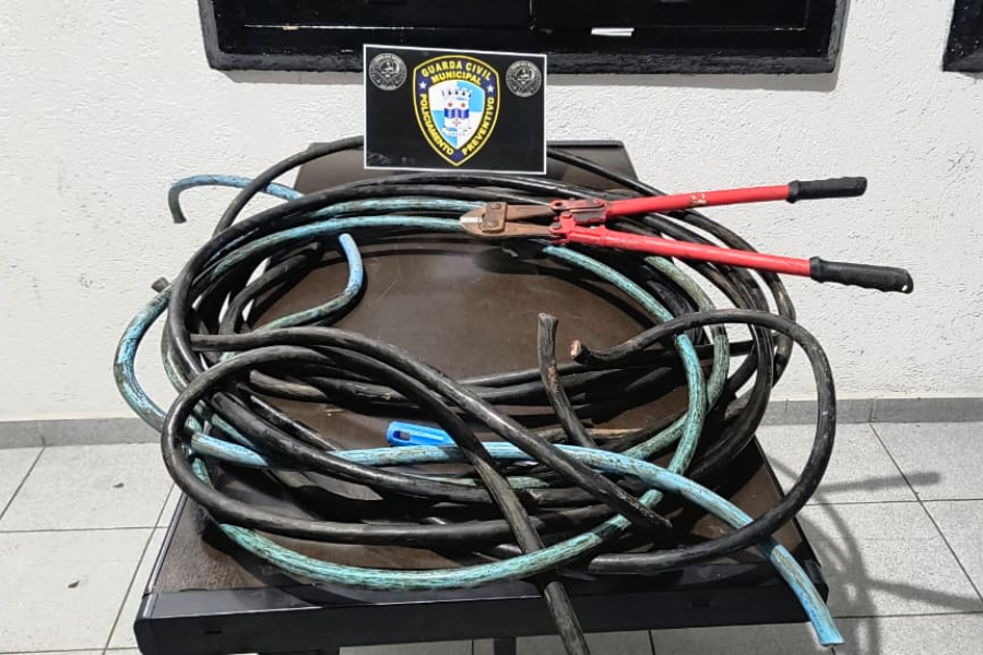 Imagem: Furto de fios deixa UBS do Jardim Fazenda Rincão sem energia; suspeito é preso pela GCM em Arujá. Publicada no portal A+.
