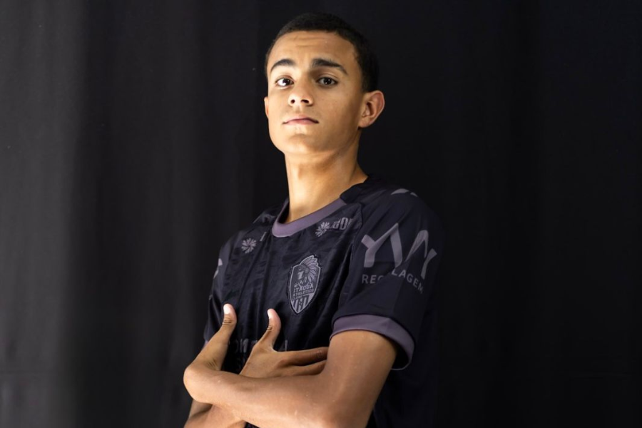 Imagem: De Itaquá para a Europa: zagueiro de 17 anos deixa o Itaquá Athletico Clube rumo ao Benfica. Publicada no portal A+.