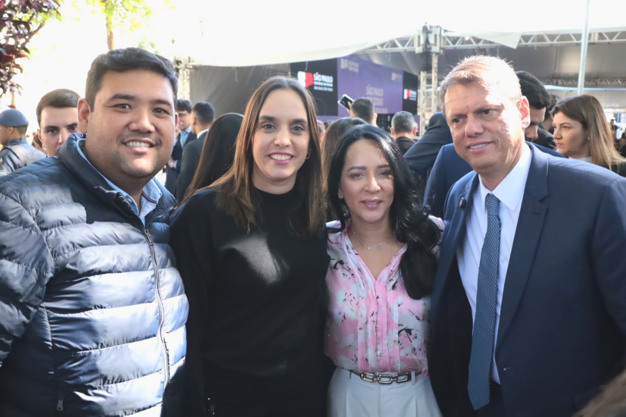Imagem: Suzano por Todas: Pedro e Déborah Ishi participam de solenidade estadual e reforçam blindagem contra a violência feminina. Publicada no portal A+.