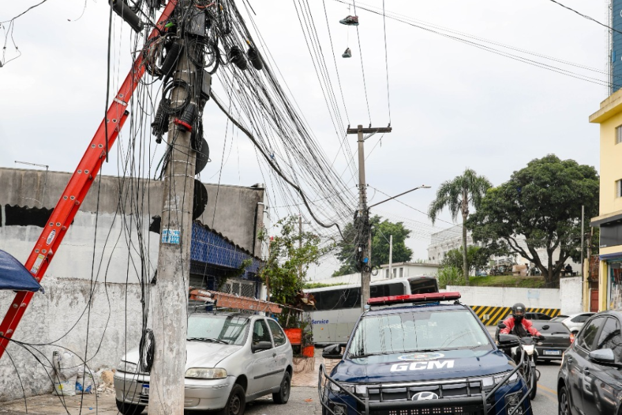 Imagem: Operação flagra empresa de telefonia em ação clandestina em Ferraz. Publicada no portal A+.