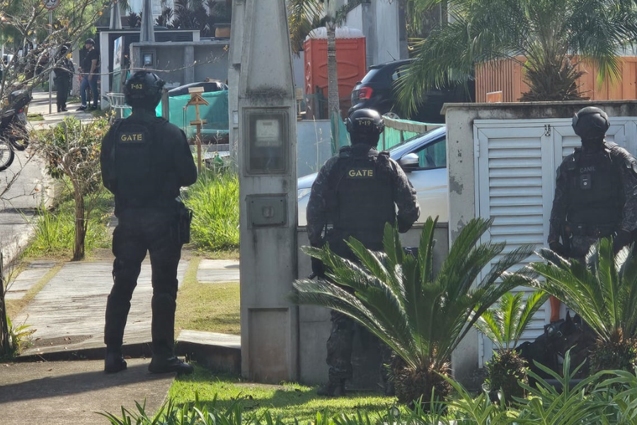 Imagem: Tiros em condomínio de luxo: irmão de ex-prefeito é detido em Mogi após mulher ser baleada. Publicada no portal A+.