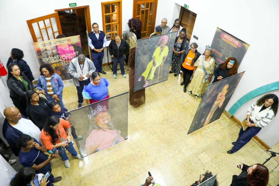 Imagem: Ferraz abre exposição que une moda, sustentabilidade e o protagonismo de 14 mulheres periféricas. Publicada no portal A+.