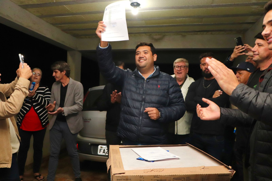 Imagem: Pedro Ishi assina ordem de serviço para pavimentação asfáltica no Parque Heroísmo em Suzano. Publicada no portal A+.