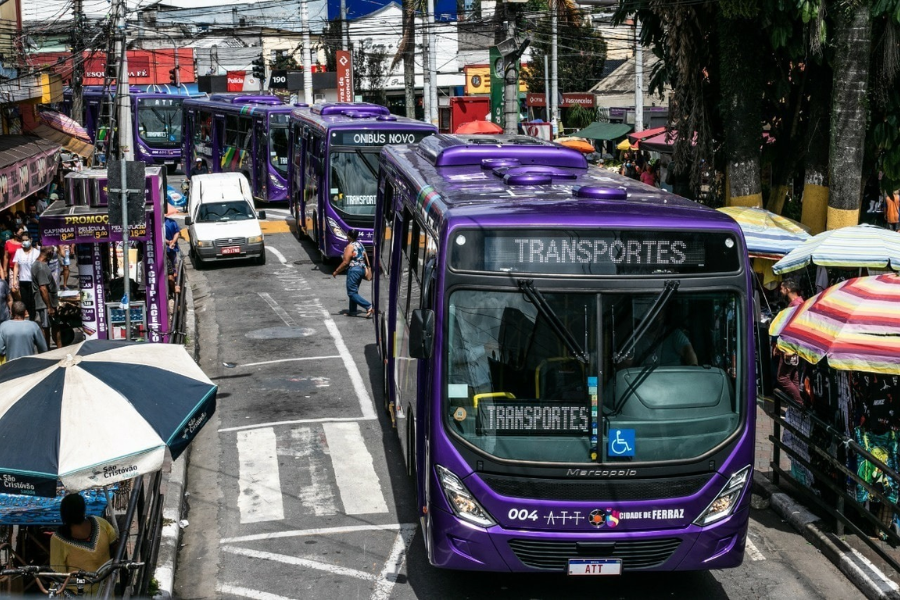 Imagem: Ferraz conta com 36 ônibus com Wi-Fi e ar-condicionado. Publicada no portal A+.