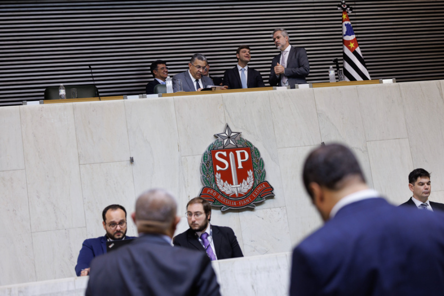 Imagem: Alesp aprova ampliação da licença-paternidade para 20 dias para servidores estaduais. Publicada no portal A+.