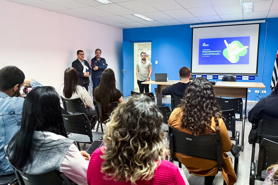 Imagem: Arujá sai na frente com Central de Libras 24h e capacita servidores para novo atendimento acessível. Publicada no portal A+.