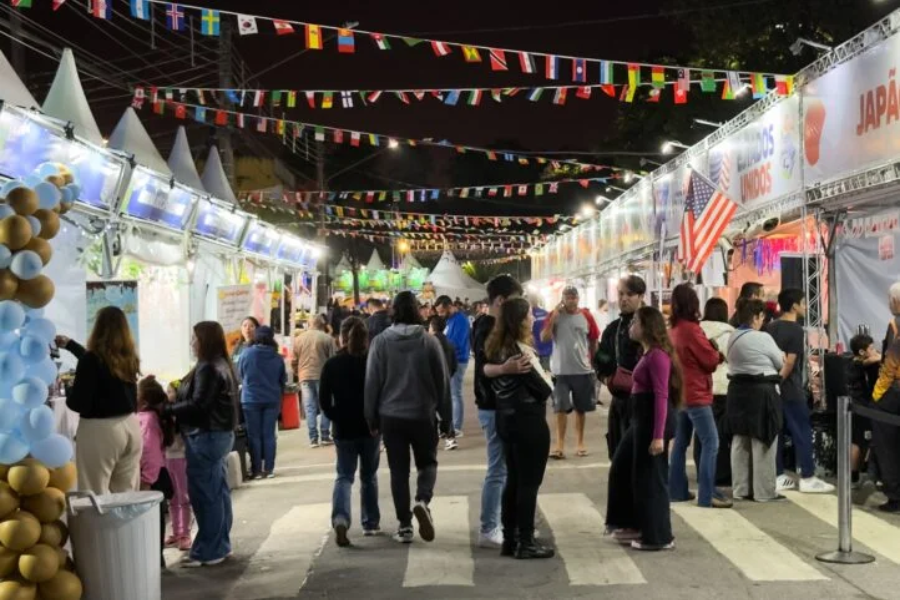 Imagem: Festa das Nações: Confira a programação completa de shows, danças e transmissões da Copa na Praça do Coreto. Publicada no portal A+.