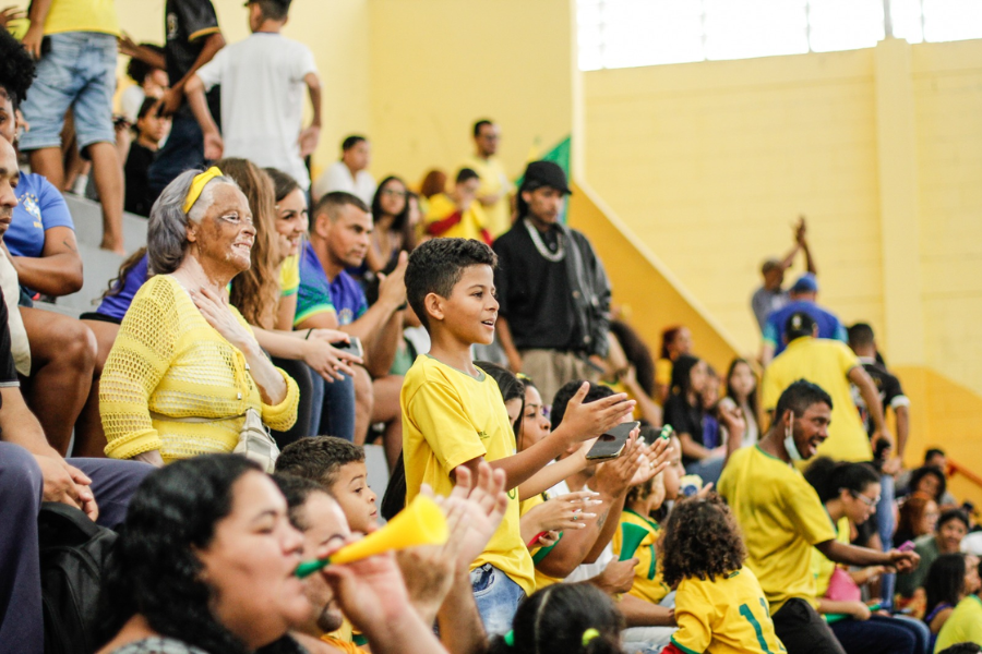 Imagem: Centro de Convenções de Ferraz terá telão gigante, comidas típicas e troca de figurinhas para os jogos do Brasil. Publicada no portal A+.