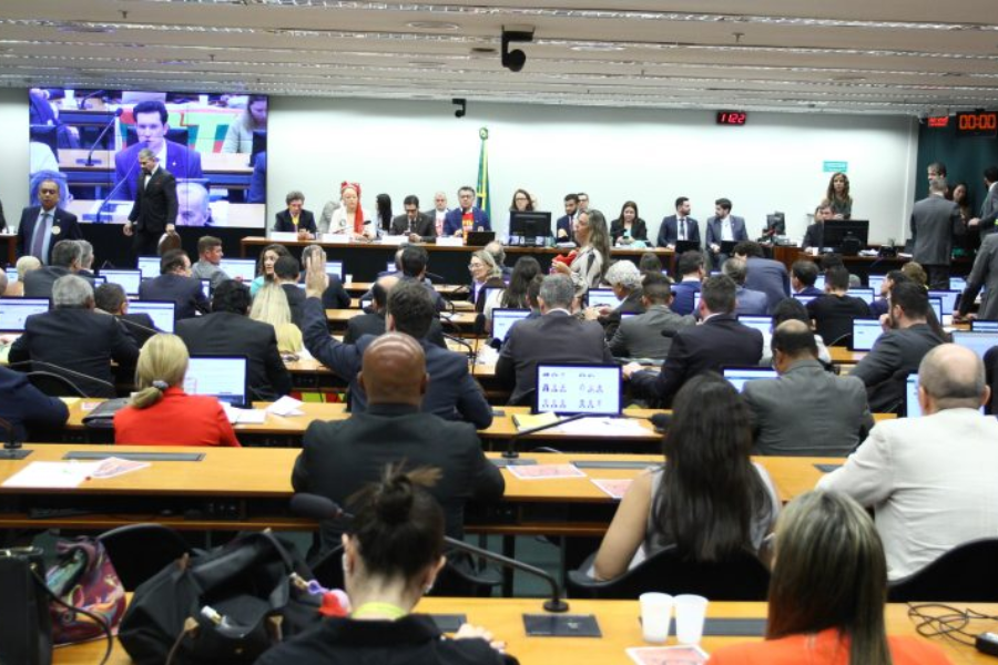 Imagem: PEC do fim da escala 6×1 avança e segue para o Senado. Publicada no portal A+.