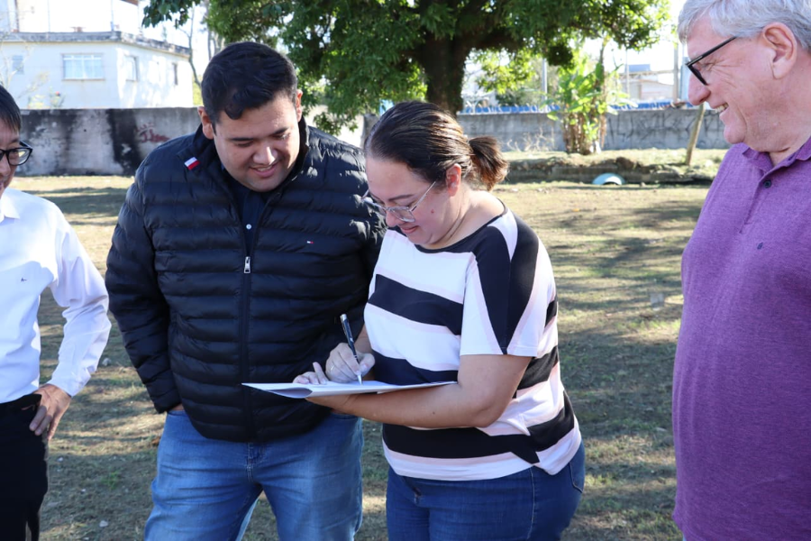 Imagem: Pedro Ishi anuncia licitação para construção de nova escola na Vila Urupês em Suzano. Publicada no portal A+.
