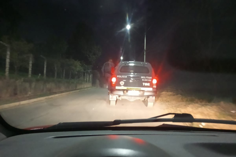 Imagem: Perseguição na Via Dutra termina com refém resgatado e criminoso preso em Santa Isabel. Publicada no portal A+.
